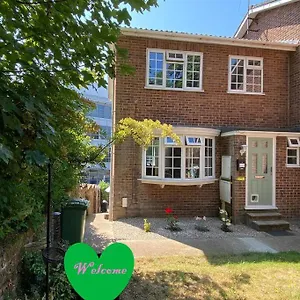 redhill-town-centre-3-bed-house-near-gatwick-airport.brighton-hotels-england.com/